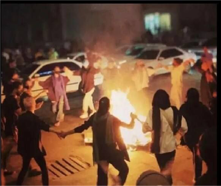 Tanzen um ein Lagerfeuer in Bandar Abbas